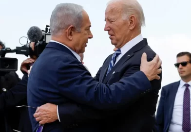 لوموند: بايدن وقع في “فخ” دعمه الكامل لإسرائيل
